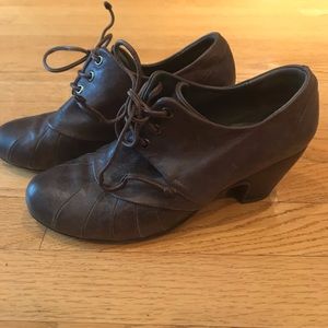 Argila lace up heels in taupe / dark gray